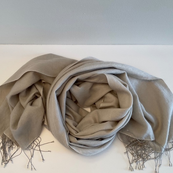 Portolano pashmina with rolled fringes - Picture 6 of 7